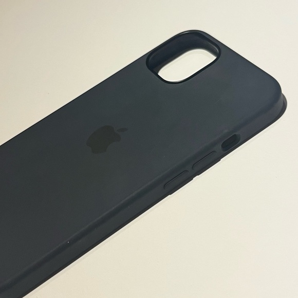 Apple iPhone 13 Silicone Case w/ MagSafe in Midnight - Picture 3 of 8